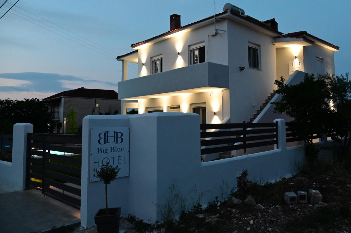 BIG BLUE HOTEL - Housity