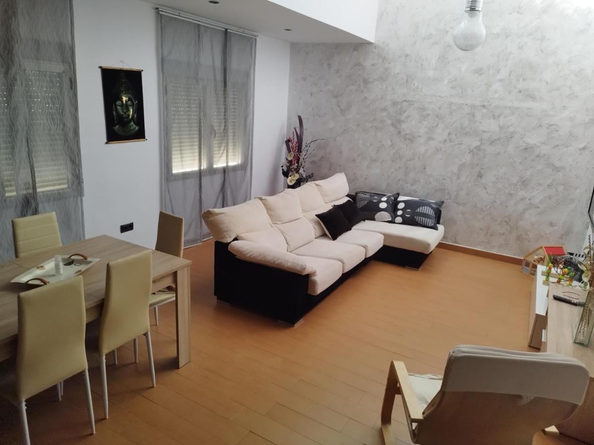 LA MANCHEGUITA DE MADRIGUERAS 5 DORMITORIOS DOBLES CHALET CON PISCINA Y BARBACOA ideal familias 11 personas - Housity