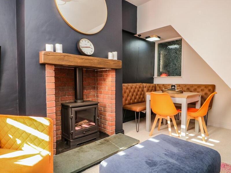 Beautifully refurbished 2 bedroom coastal house. - Housity