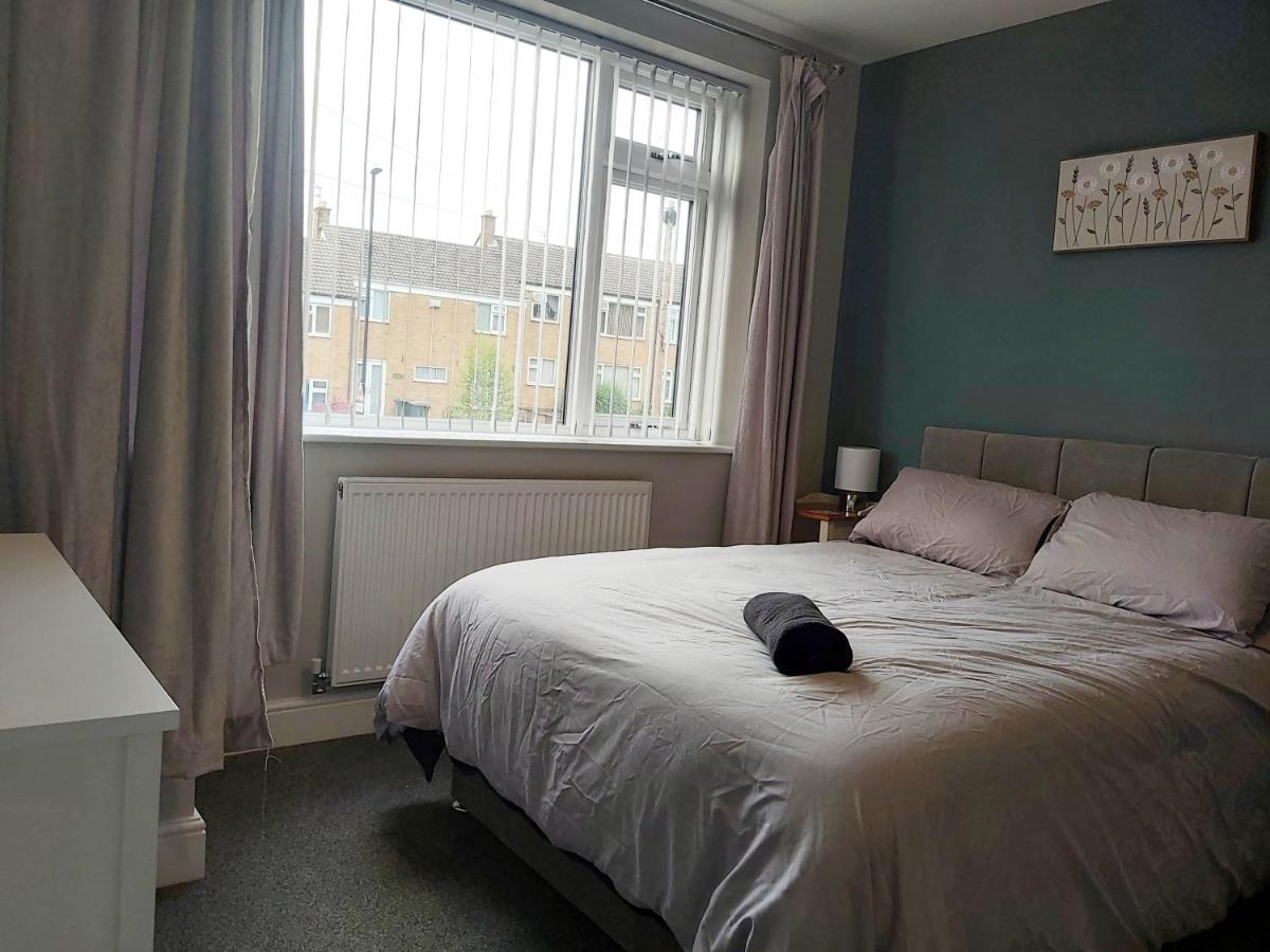 Modern 4 Bedroom House with Parking - Housity