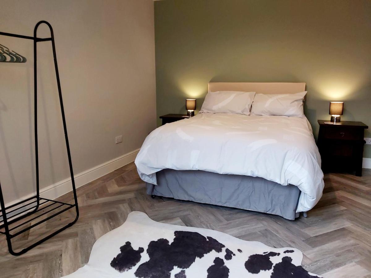 Modern 4 Bedroom House with Parking - Housity