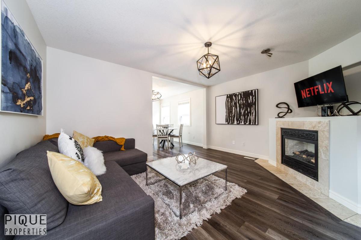 Suitetrails - LUXURIOUS 6 Bed Home I Fireplace I near Sports Park I with Double Garage & Fast WiFi!