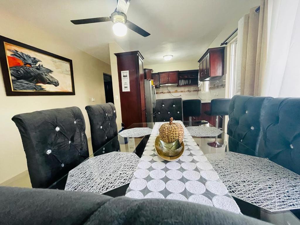 Condo 3 Bd Apt Internet,2 Parqueo,lavadora,ac - Housity