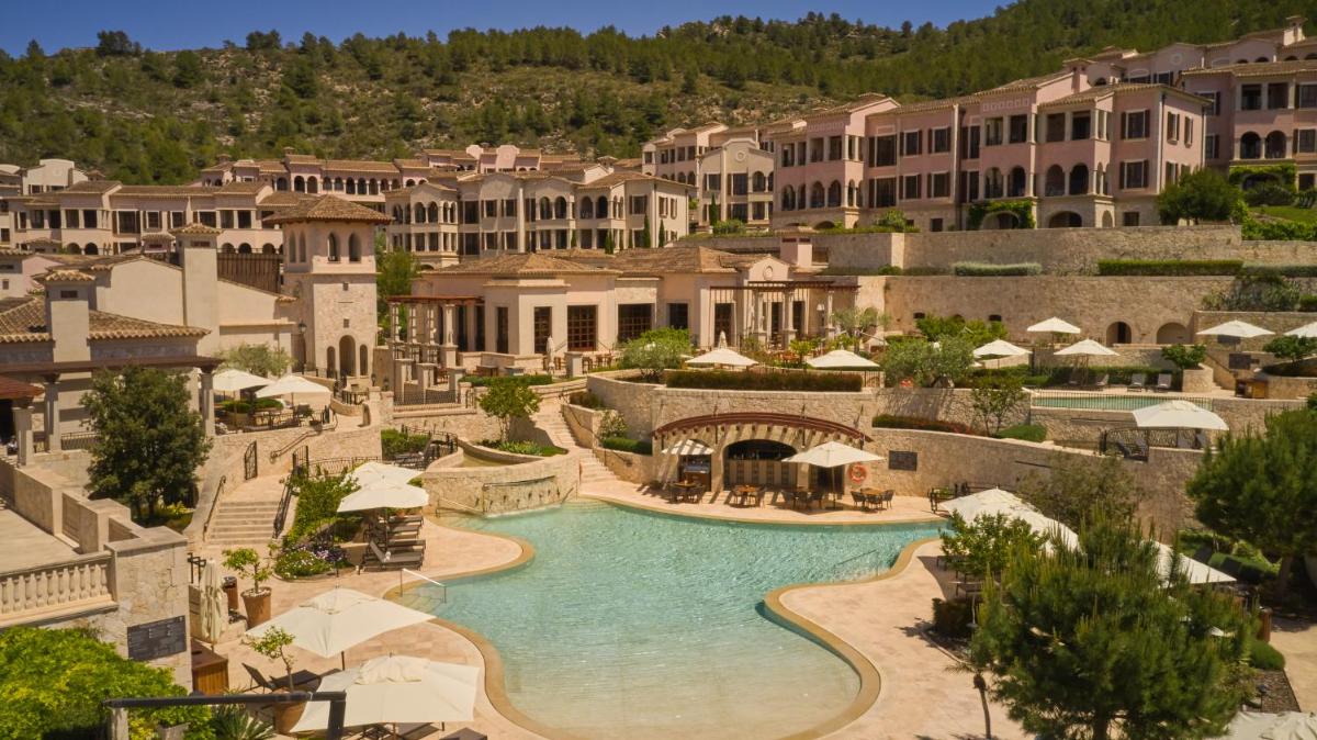 Una vista aérea de un complejo turístico con piscina. en CAP VERMELL GRAND HOTEL, en Canyamel