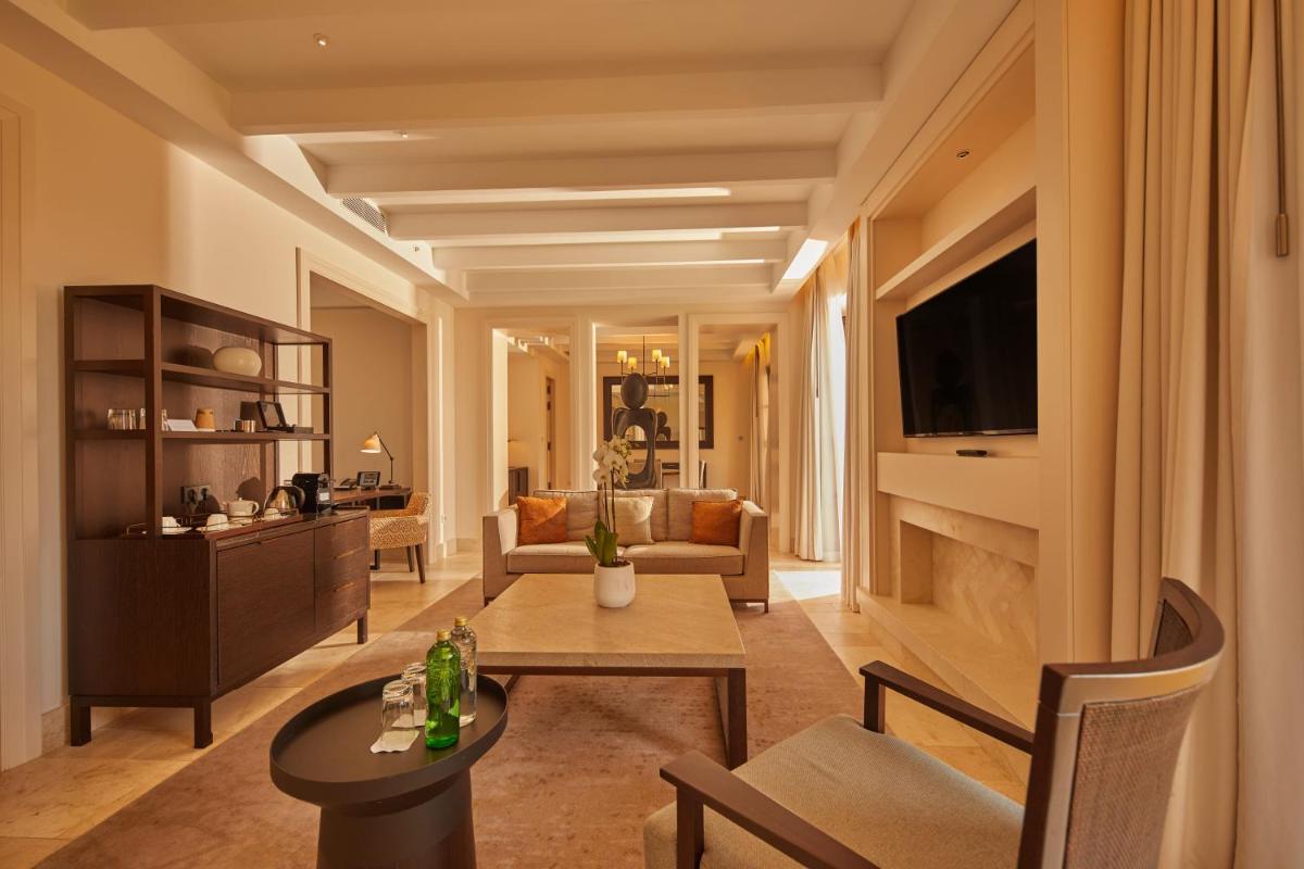 Una televisión o centro de entretenimiento en CAP VERMELL GRAND HOTEL