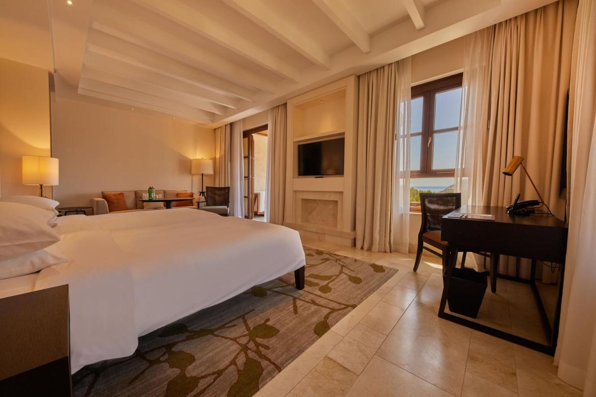 Una televisión o centro de entretenimiento en CAP VERMELL GRAND HOTEL