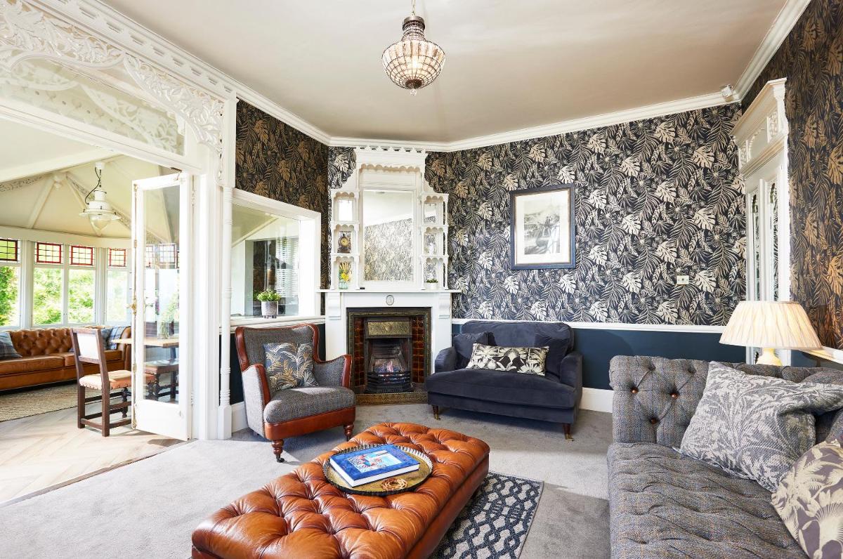 The Spa Chalet Scarborough Hot tub, pool, gym, beach location - Housity