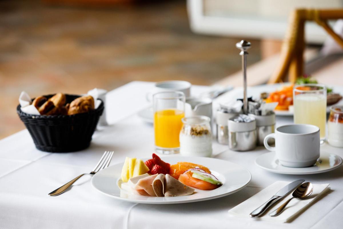Comida en o cerca de este hotel