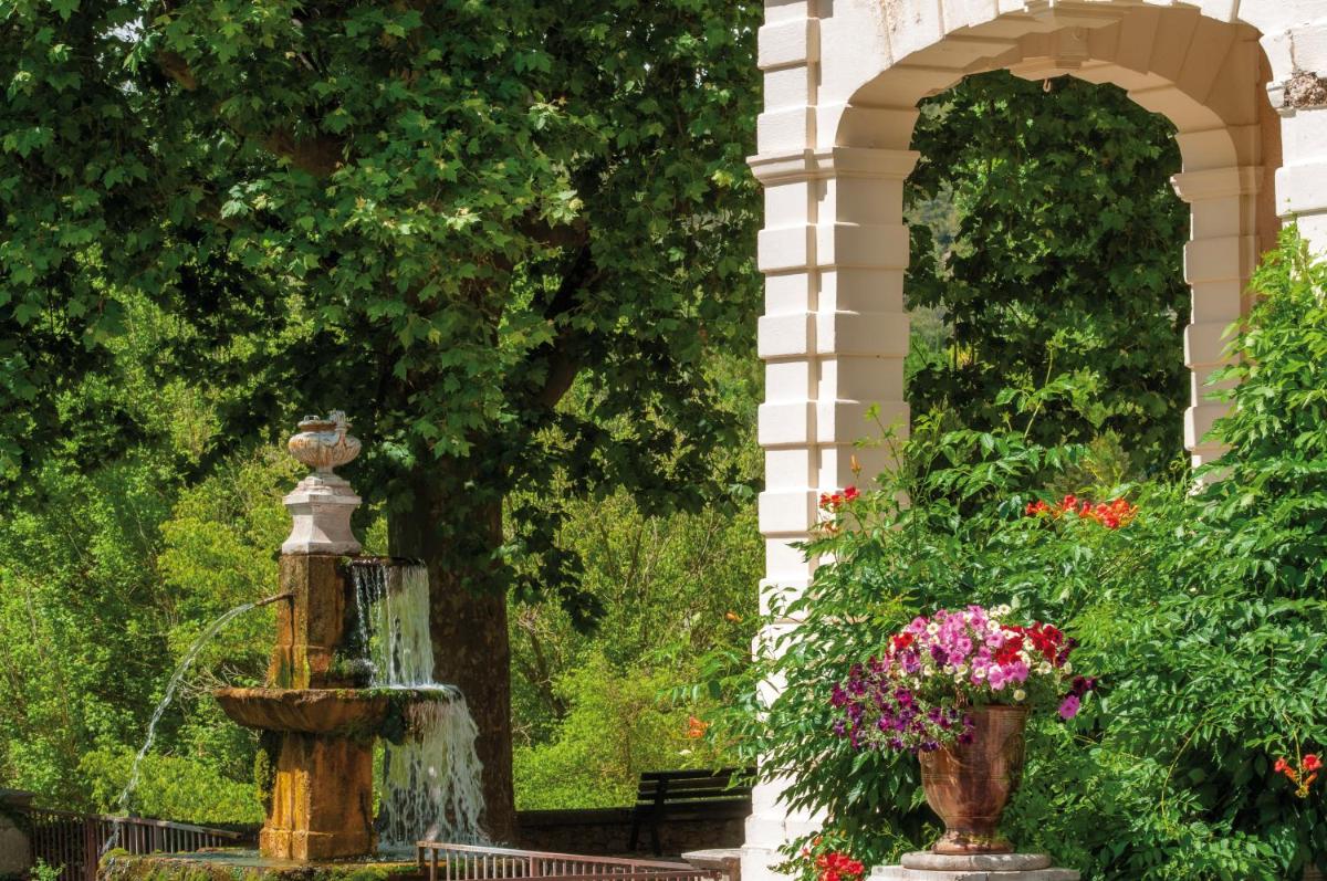 Jardin de l'établissement Club Vacances Bleues Domaine de Château Laval