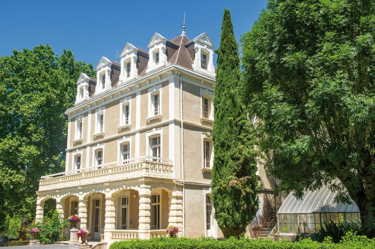 une grande maison avec une tourelle au sommet dans l'établissement Club Vacances Bleues Domaine de Château Laval, à Gréoux-les-Bains