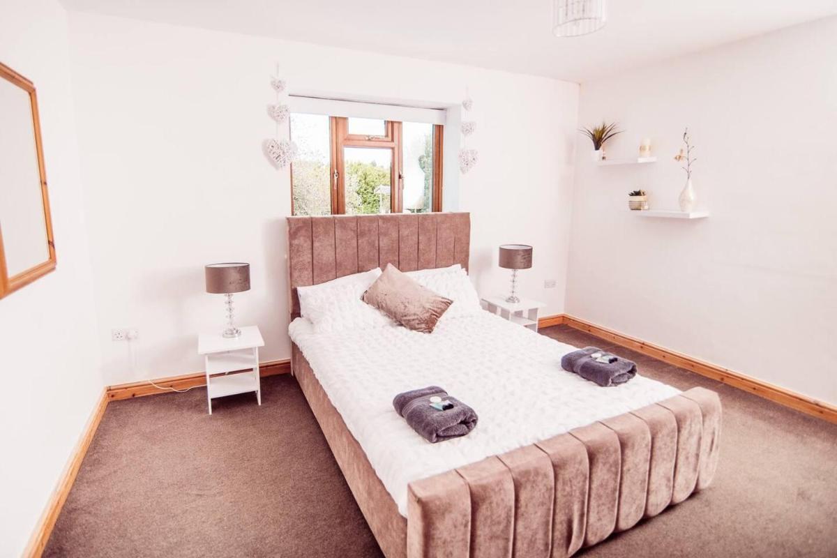 Threeways Retreat with Heated Swimming Pool - Housity