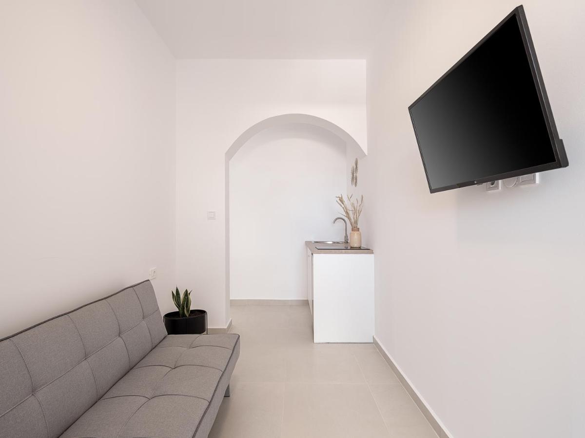 Astra boutique suites at Agia Marina Beach - Housity
