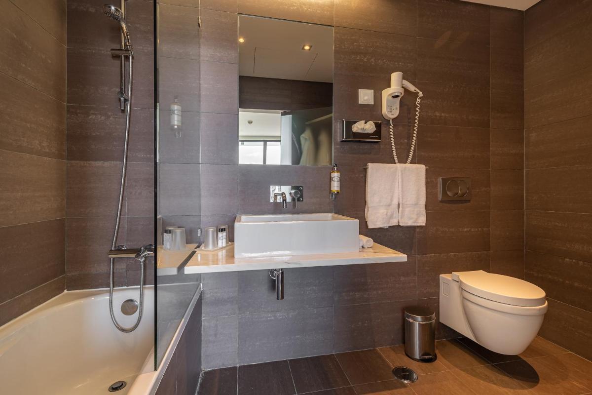 Uma casa de banho em Monchique Resort & Spa