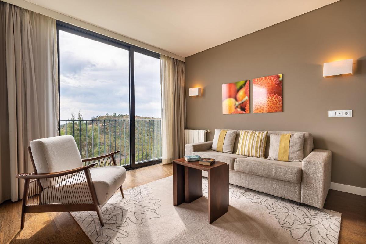 Uma área de estar em Monchique Resort & Spa