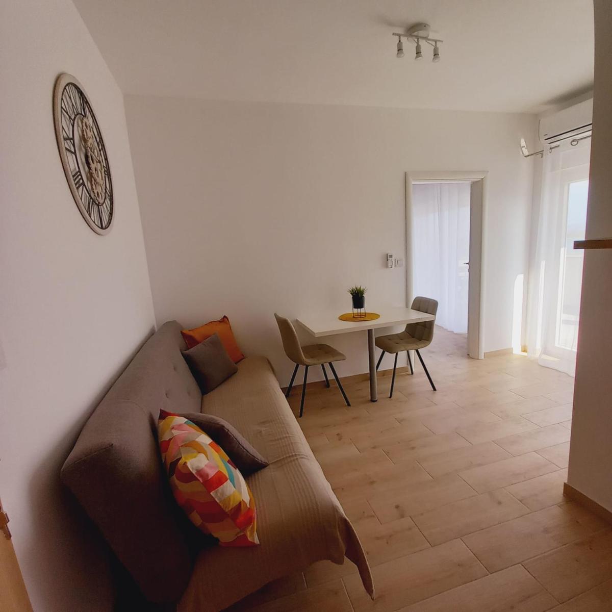 Apartments M & L Murter - Housity