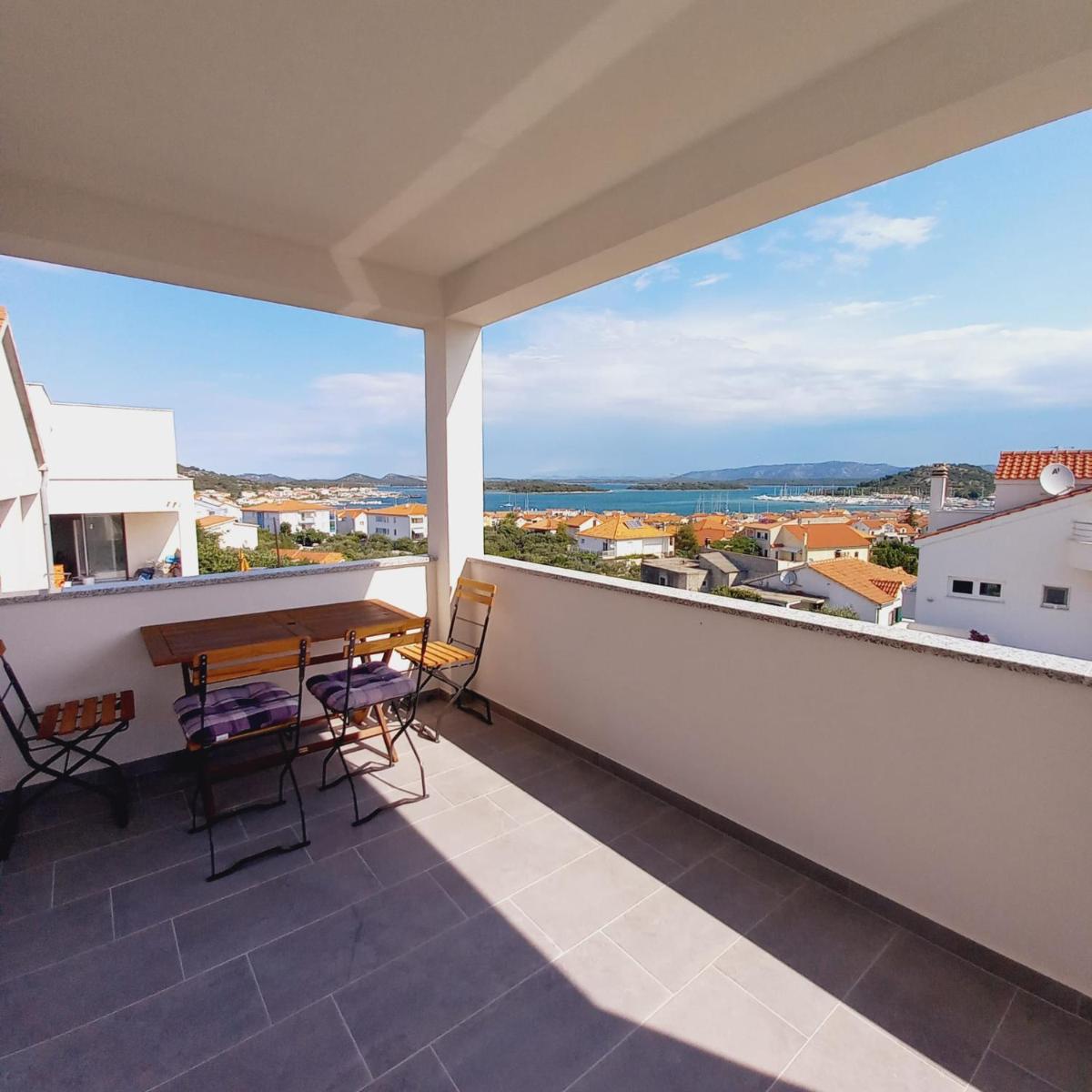 Apartments M & L Murter - Housity
