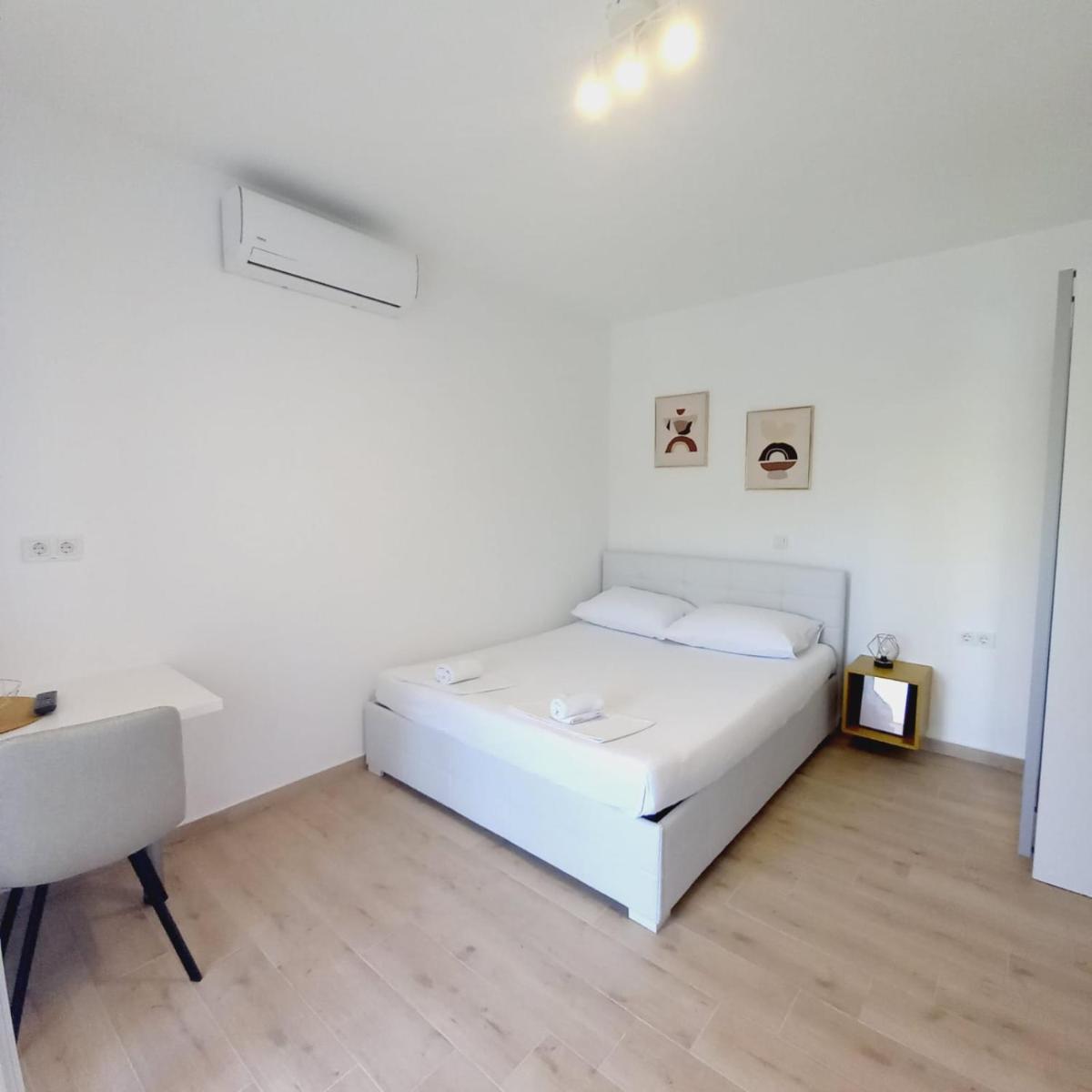 Apartments M & L Murter - Housity