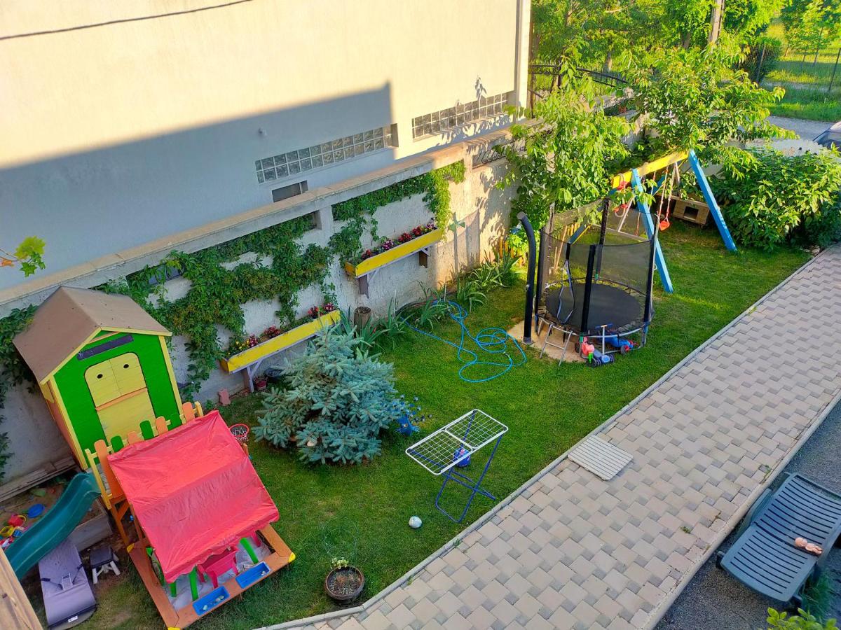 Casa Veseliei - Housity