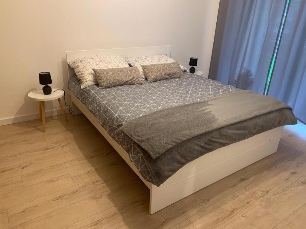 Uroczy apartament z ogródkiem - Housity