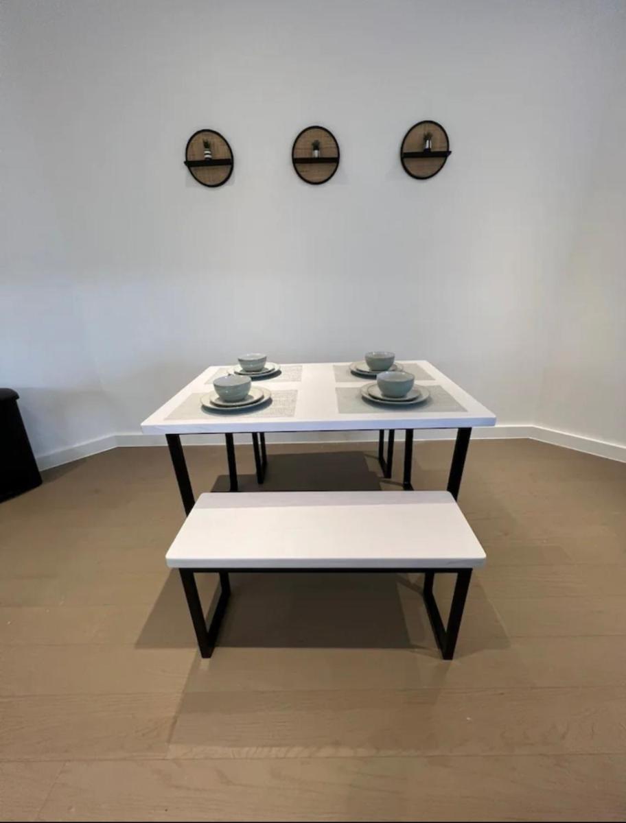 Suitetrails - Two Bedroom Modern Apartment in the Heart of St Albans!
