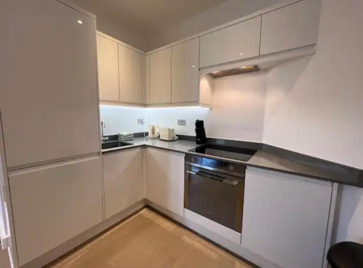 Suitetrails - Two Bedroom Modern Apartment in the Heart of St Albans!
