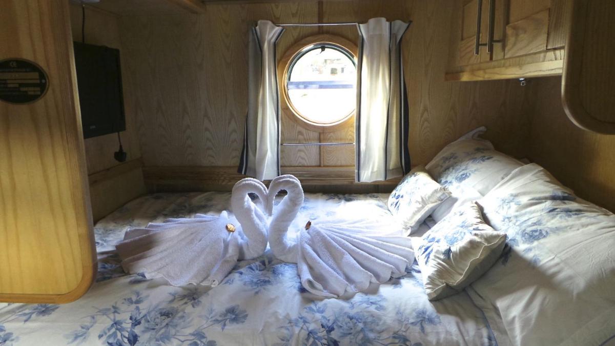 Houseboat Hotels - Housity