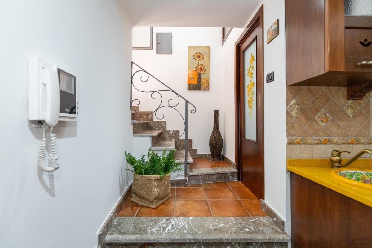 Taormina center House characteristic alley - Housity
