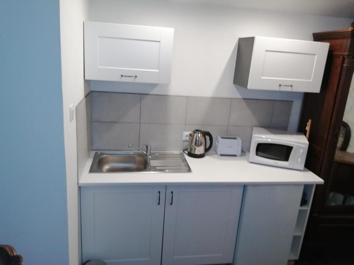 Gatekeepers Cottage Tiny House, Taizé, Deux-Sevres, Velo Francette - Housity