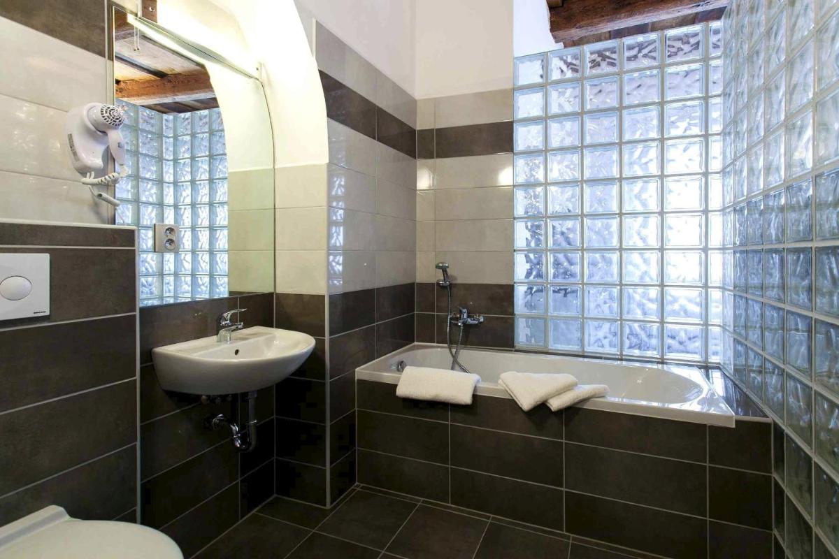 Hotel U Tří hrušek suites & apartments - Housity