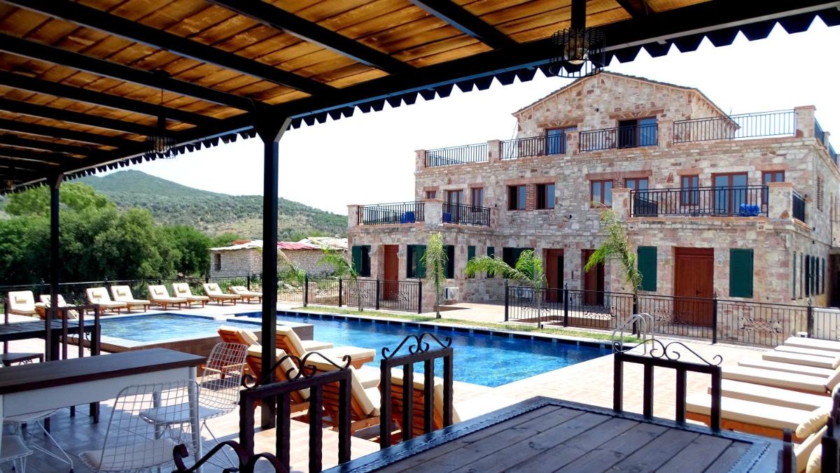 Limni Resort - Housity