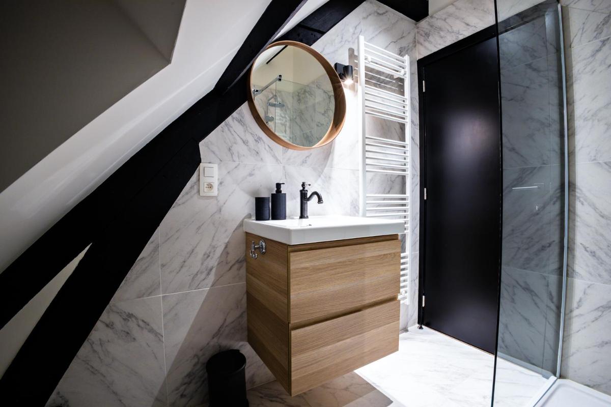 Luxury Suites Ambassador - Housity
