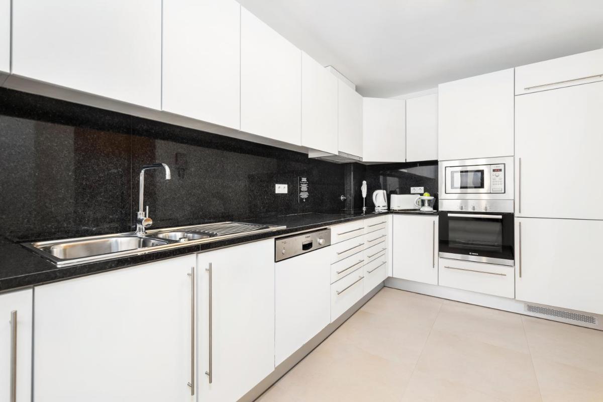 A cozinha ou kitchenette de Eden Villas & Apartments