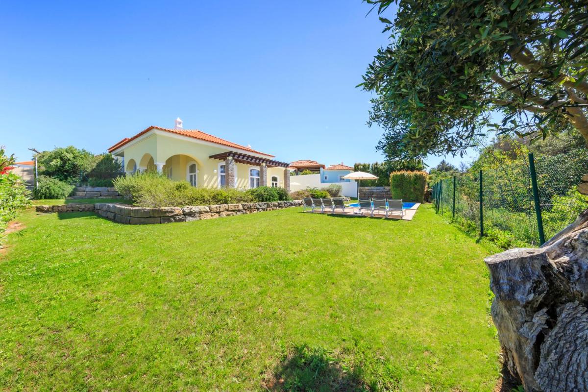Um jardim no exterior de Eden Villas & Apartments