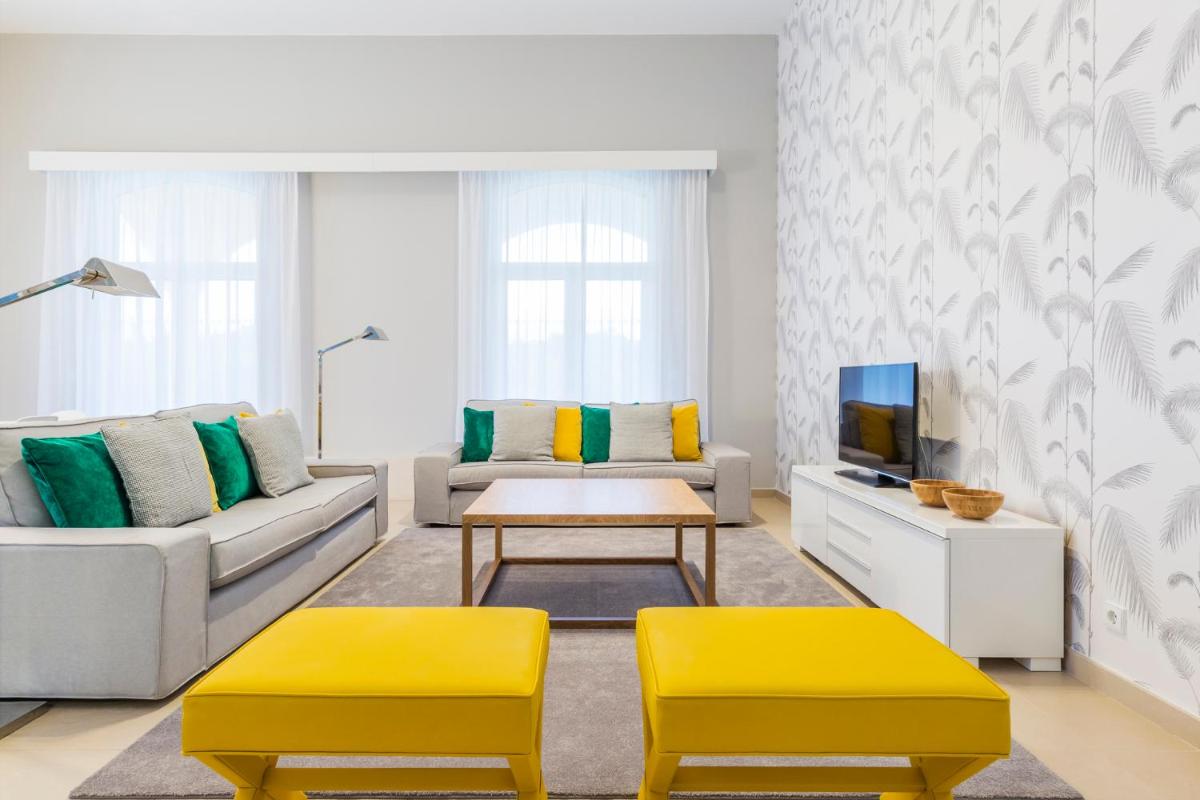 Uma área de estar em Eden Villas & Apartments