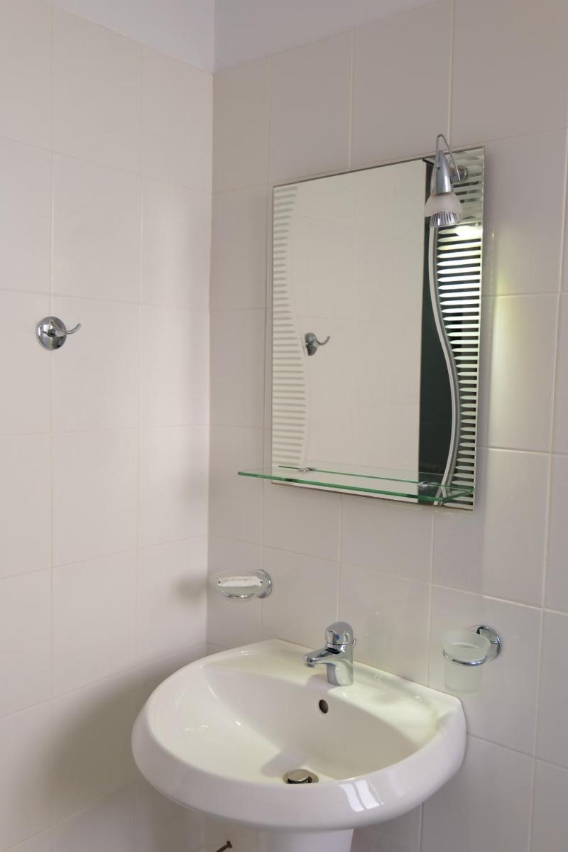 Saranda Inn Rooms & Apartments - Housity