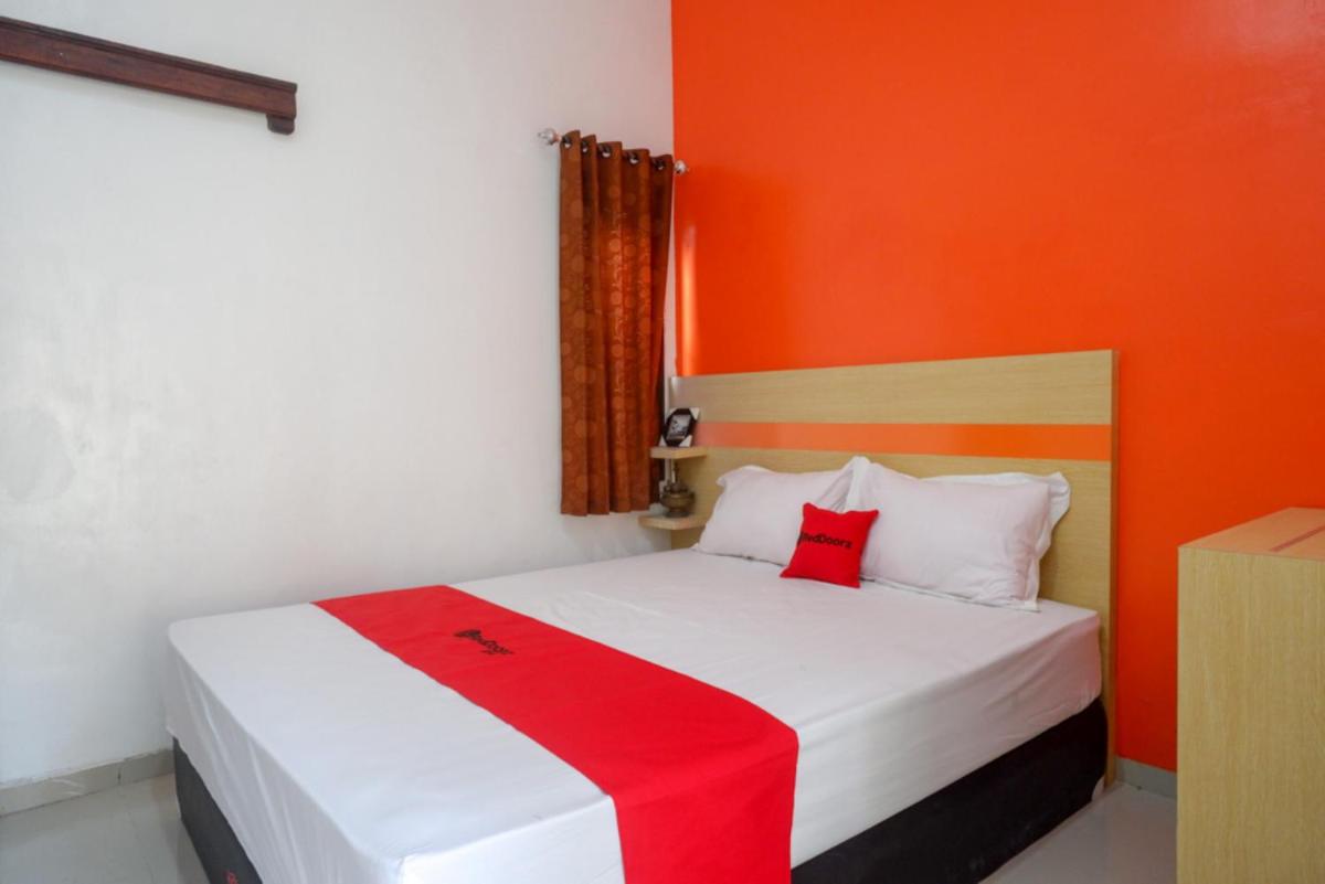 RedDoorz Syariah near Alun Alun Kota Rembang - Housity
