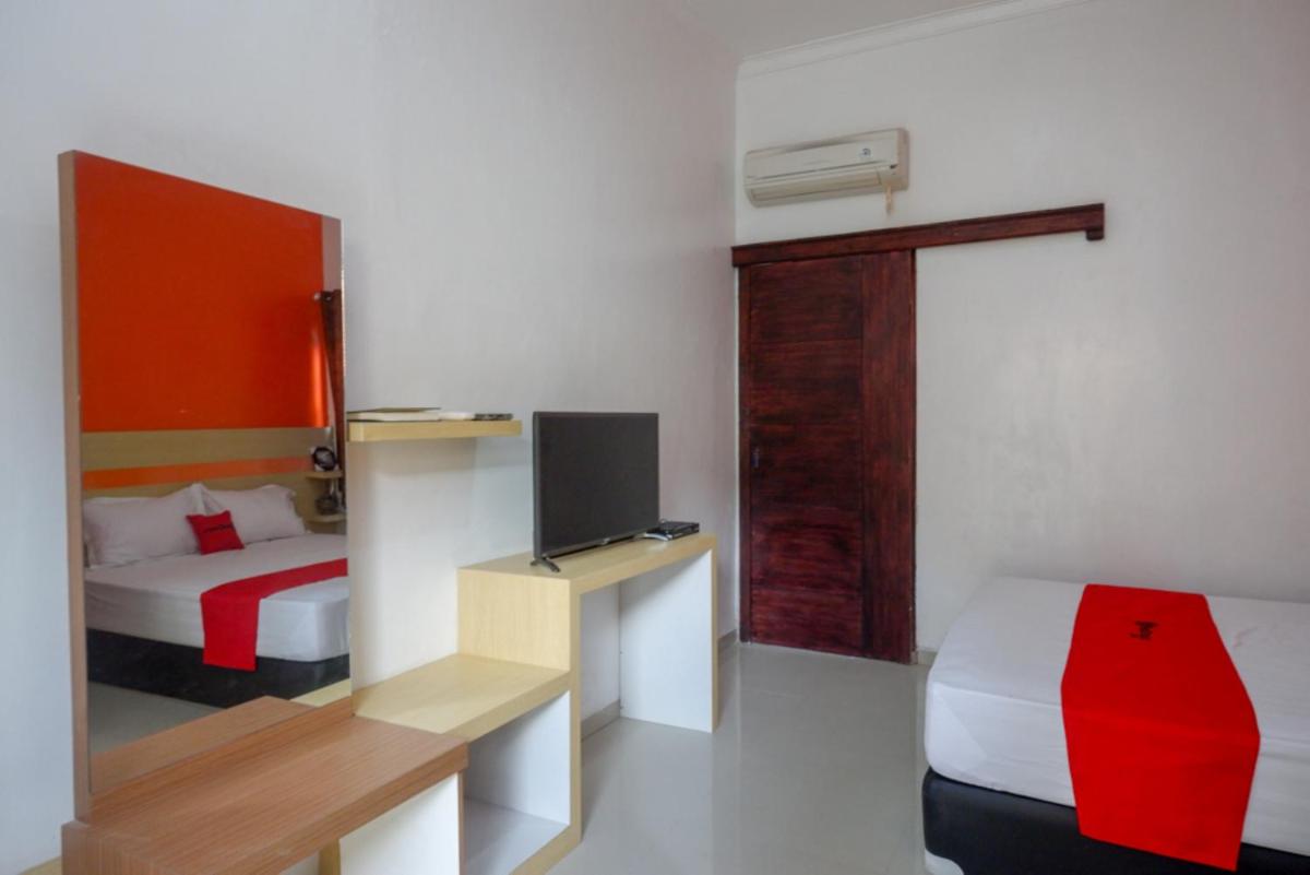 RedDoorz Syariah near Alun Alun Kota Rembang - Housity
