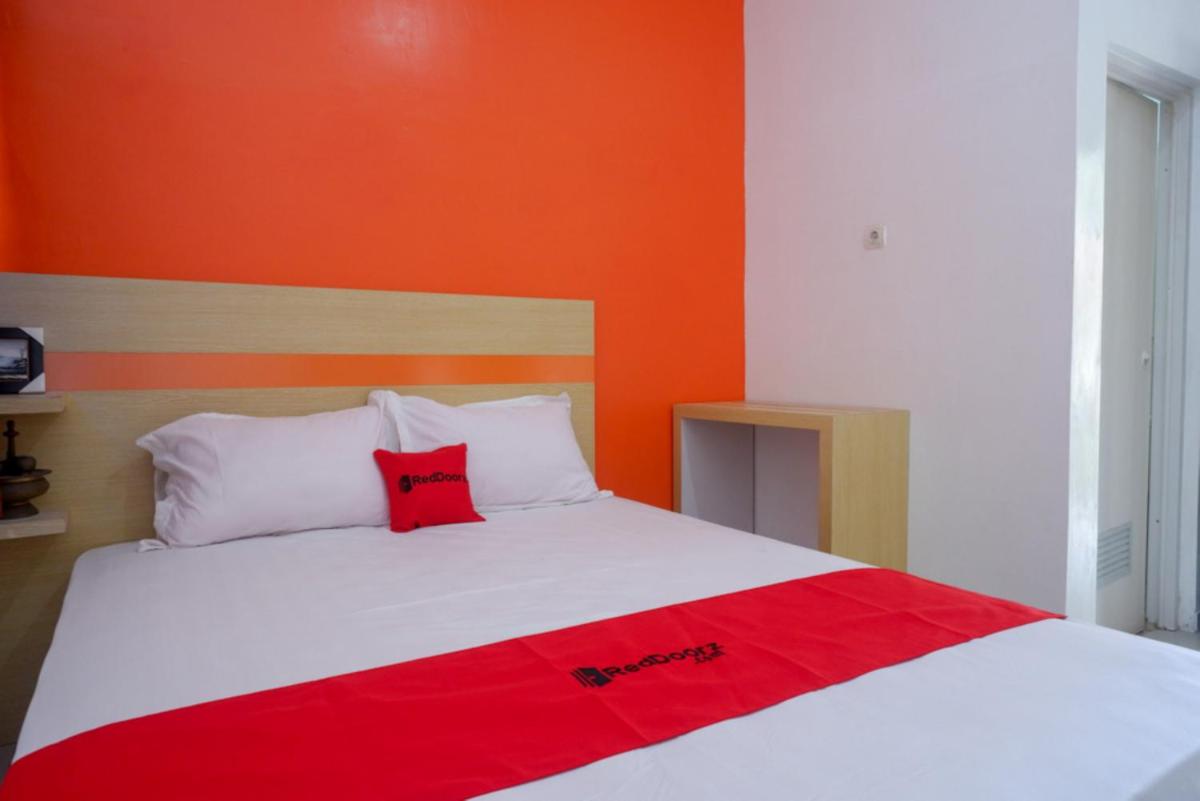 RedDoorz Syariah near Alun Alun Kota Rembang - Housity