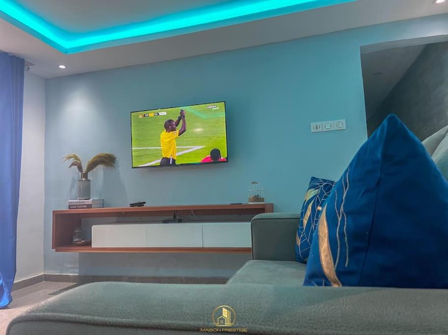 Easywalk2shops Pool Patio Netflix 160 Mbps - Housity