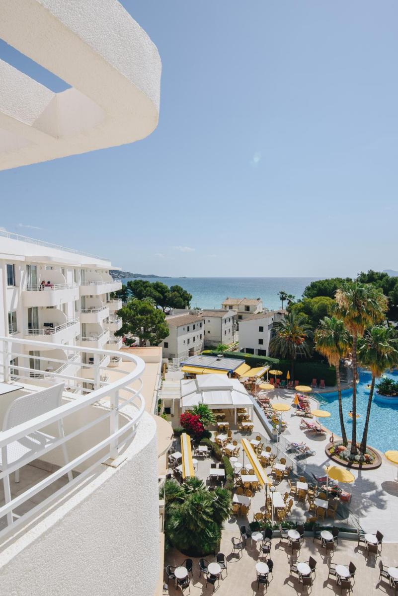 una vista de la piscina en un resort en Hotel Ivory Playa Sports & Spa, en Puerto de Alcudia