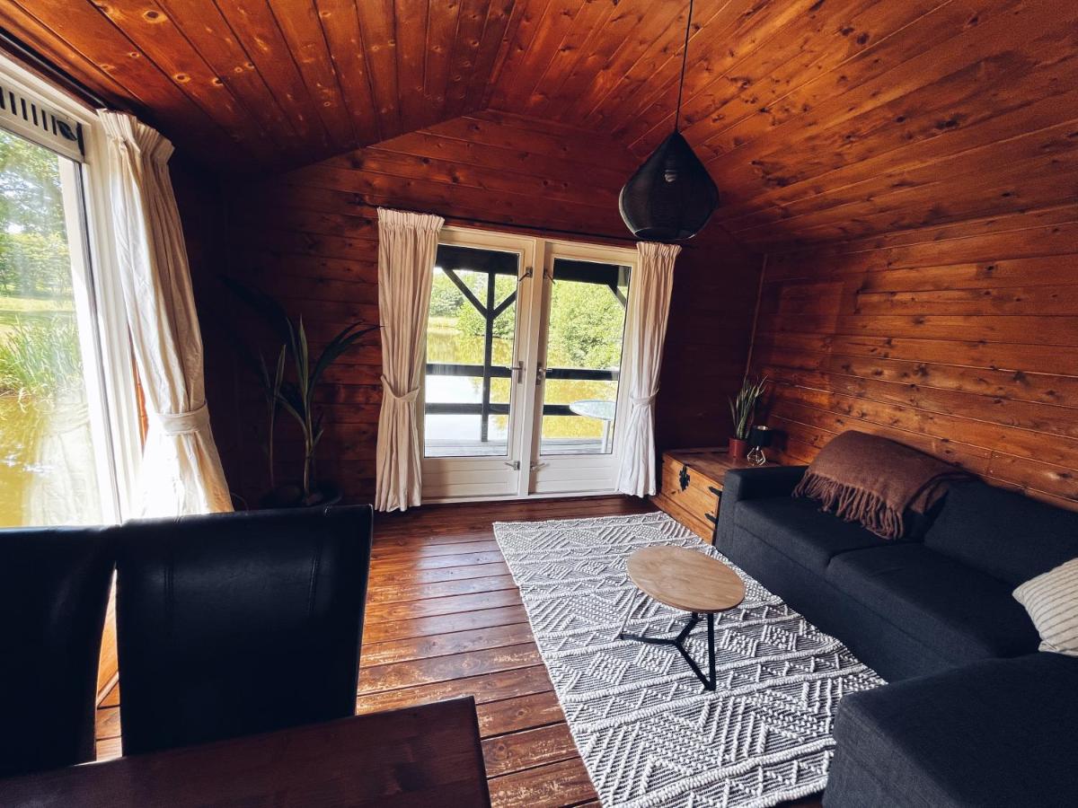 Kampeerhuisje met veranda over de vijver - Housity