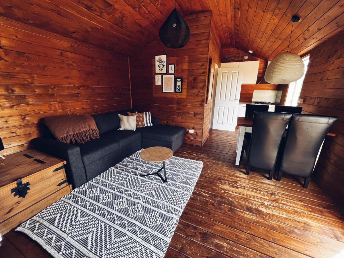 Kampeerhuisje met veranda over de vijver - Housity