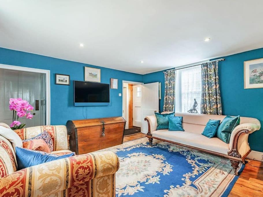 Stunning 5-bed Period Cottage with Fireplace - Housity