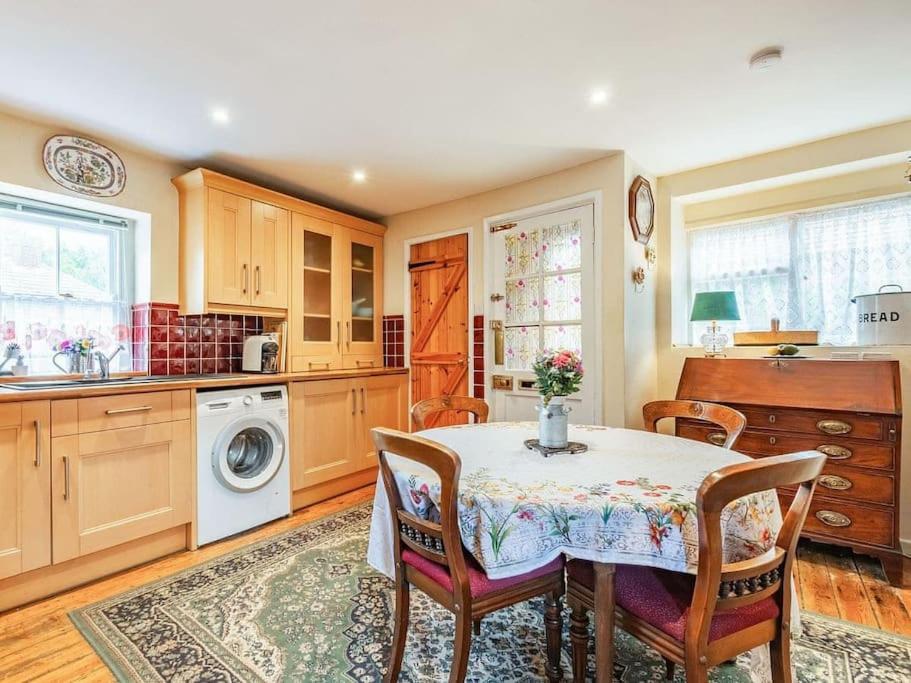 Stunning 5-bed Period Cottage with Fireplace - Housity
