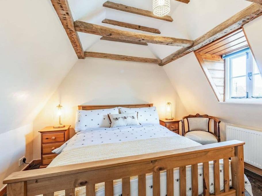 Stunning 5-bed Period Cottage with Fireplace - Housity