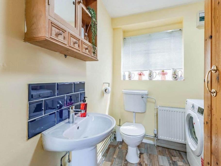 Stunning 5-bed Period Cottage with Fireplace - Housity