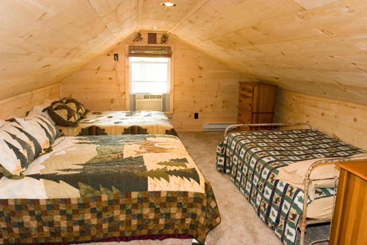 Secluded Vacation Cabin with hottub in the Poconos - Housity