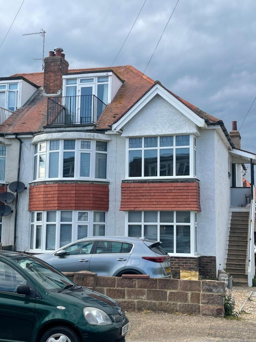 Lovely bijou loft apt, one road back from the sea - Housity