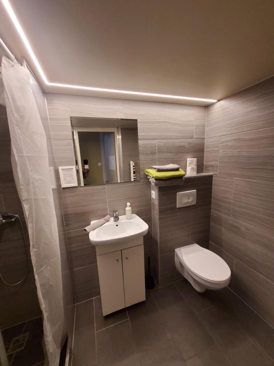 Economy Rooms and Apartments - Housity