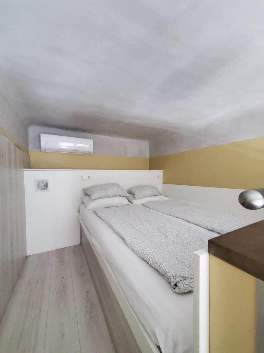 Economy Rooms and Apartments - Housity